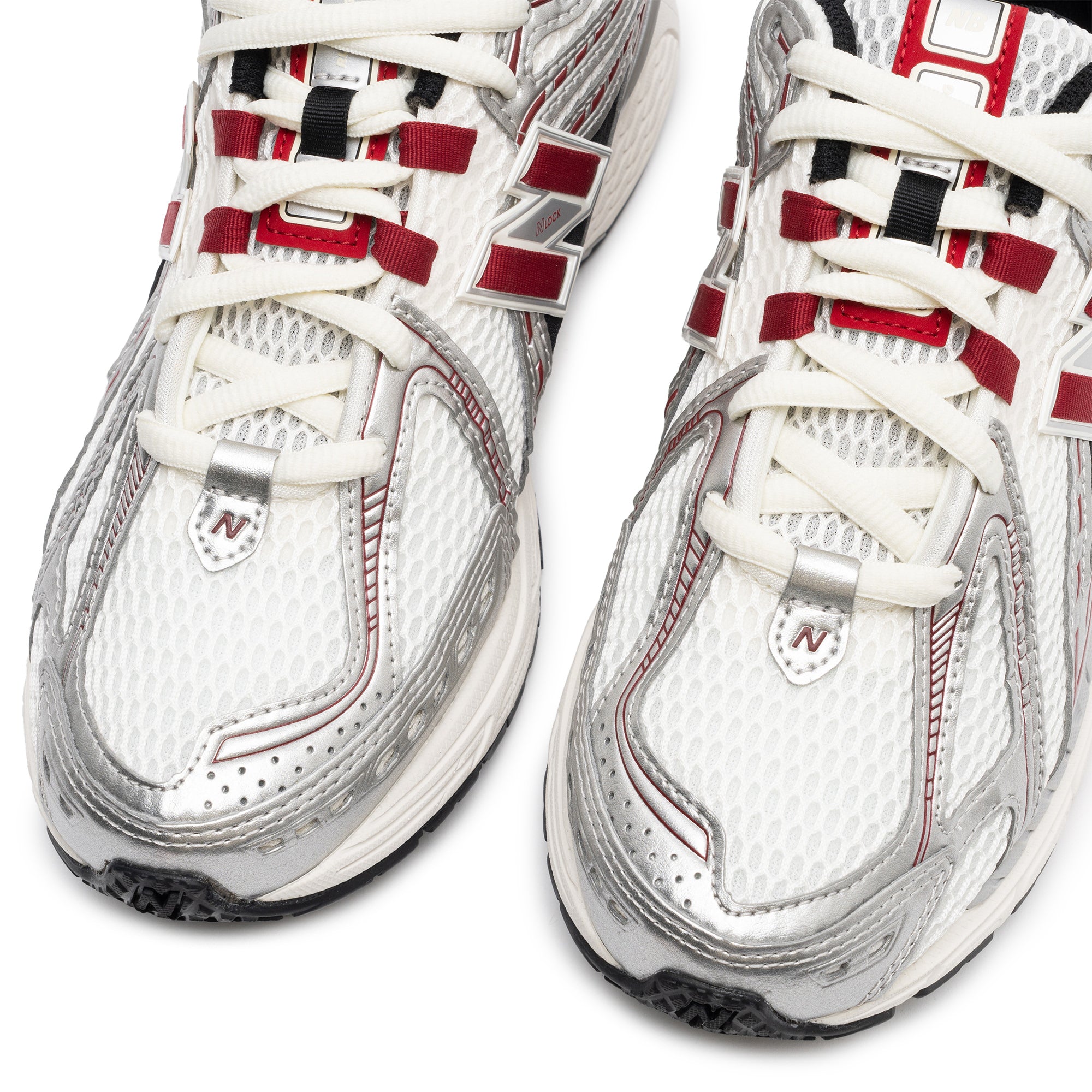 New balance on sale silver shoes
