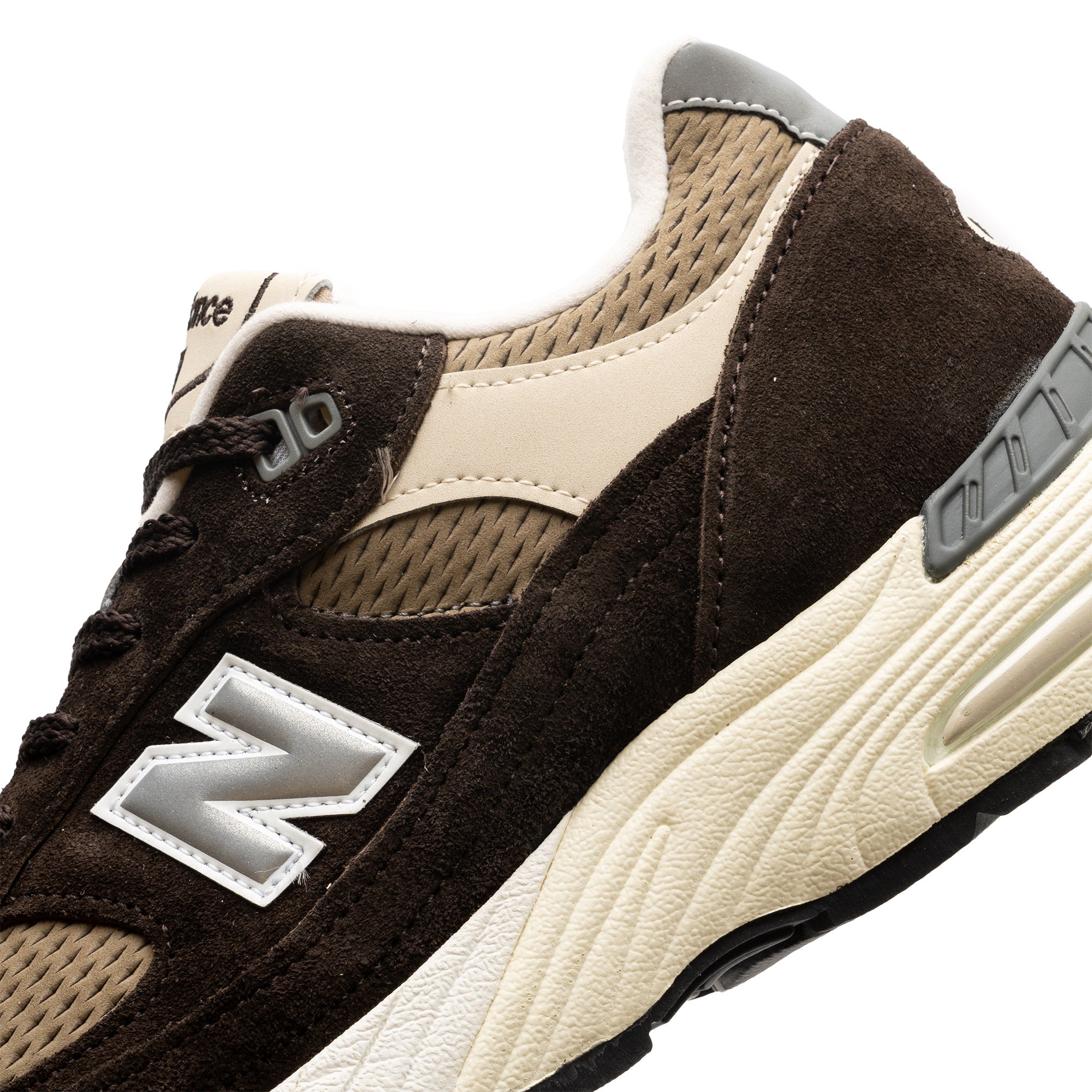 The latest New Balance Women's 696 Re-Engineered expands their women's collection for