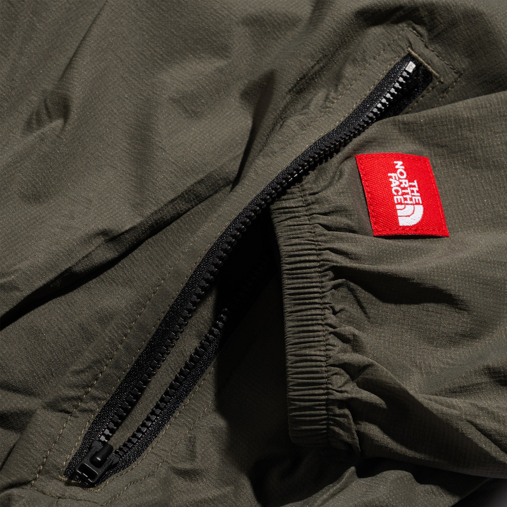 TNF Red Box Wind Jacket Taupe Green NF0A8EFW21L1