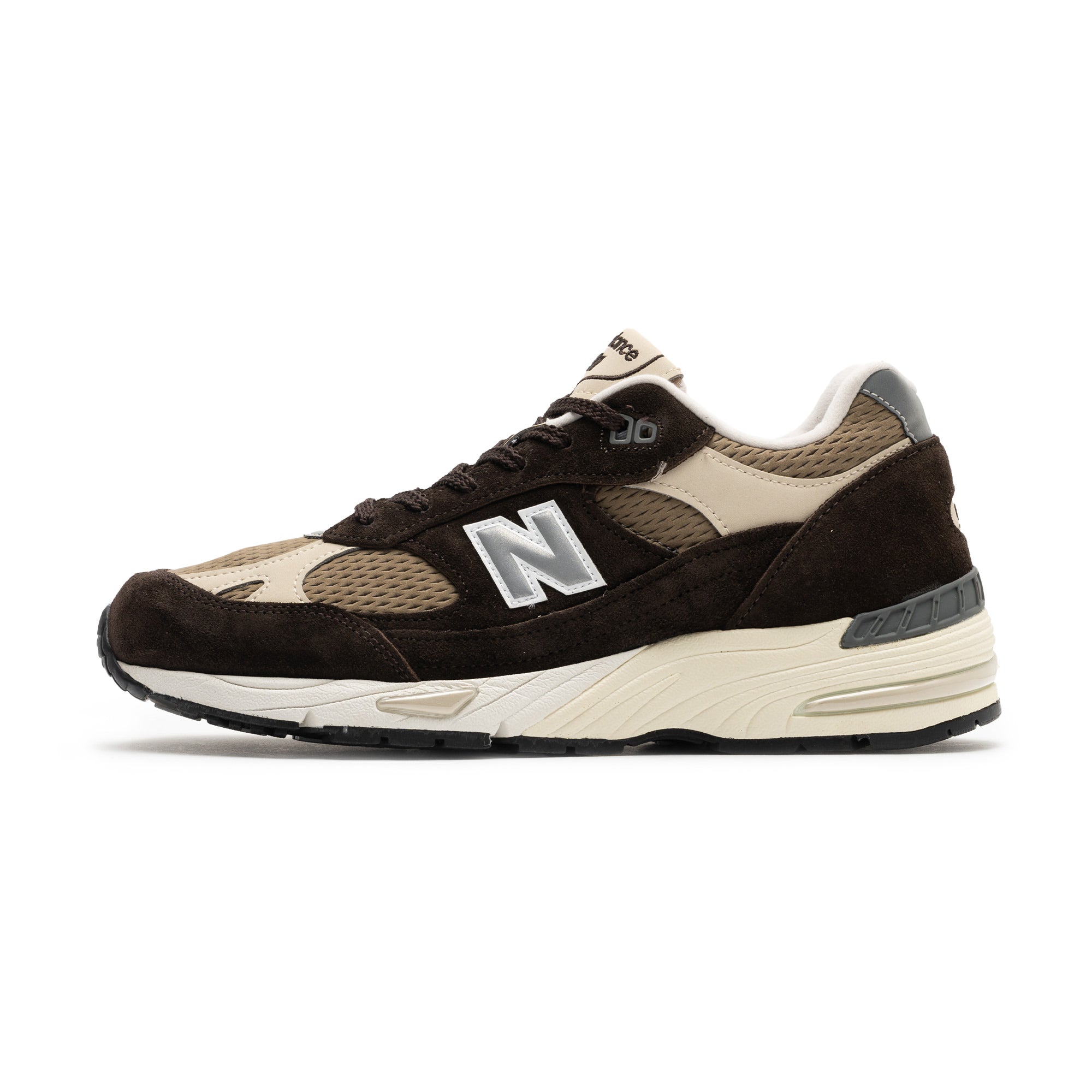 The latest New Balance Women's 696 Re-Engineered expands their women's collection for