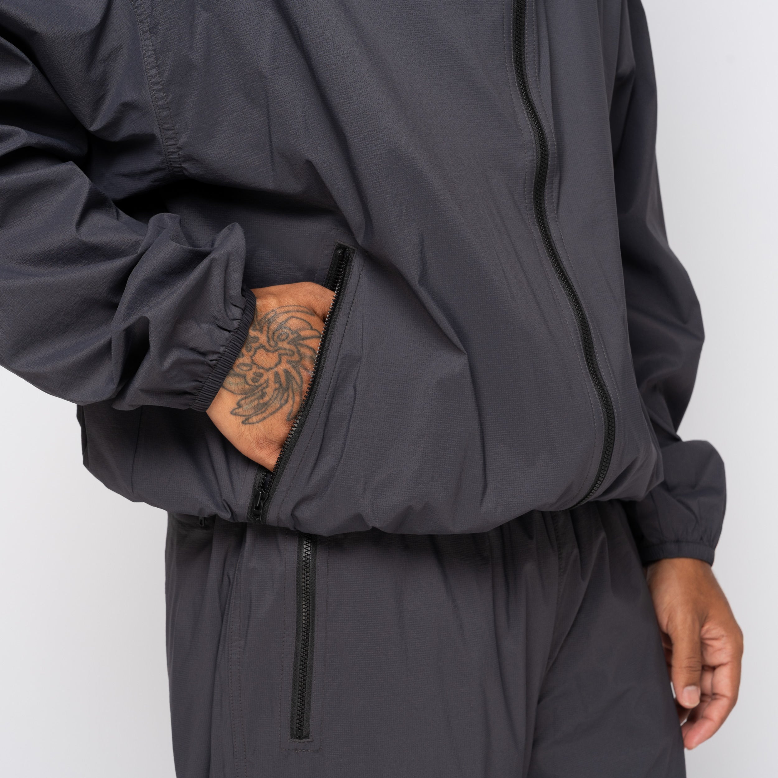 TNF Red Box Wind Jacket Obsidian NF0A8EFW