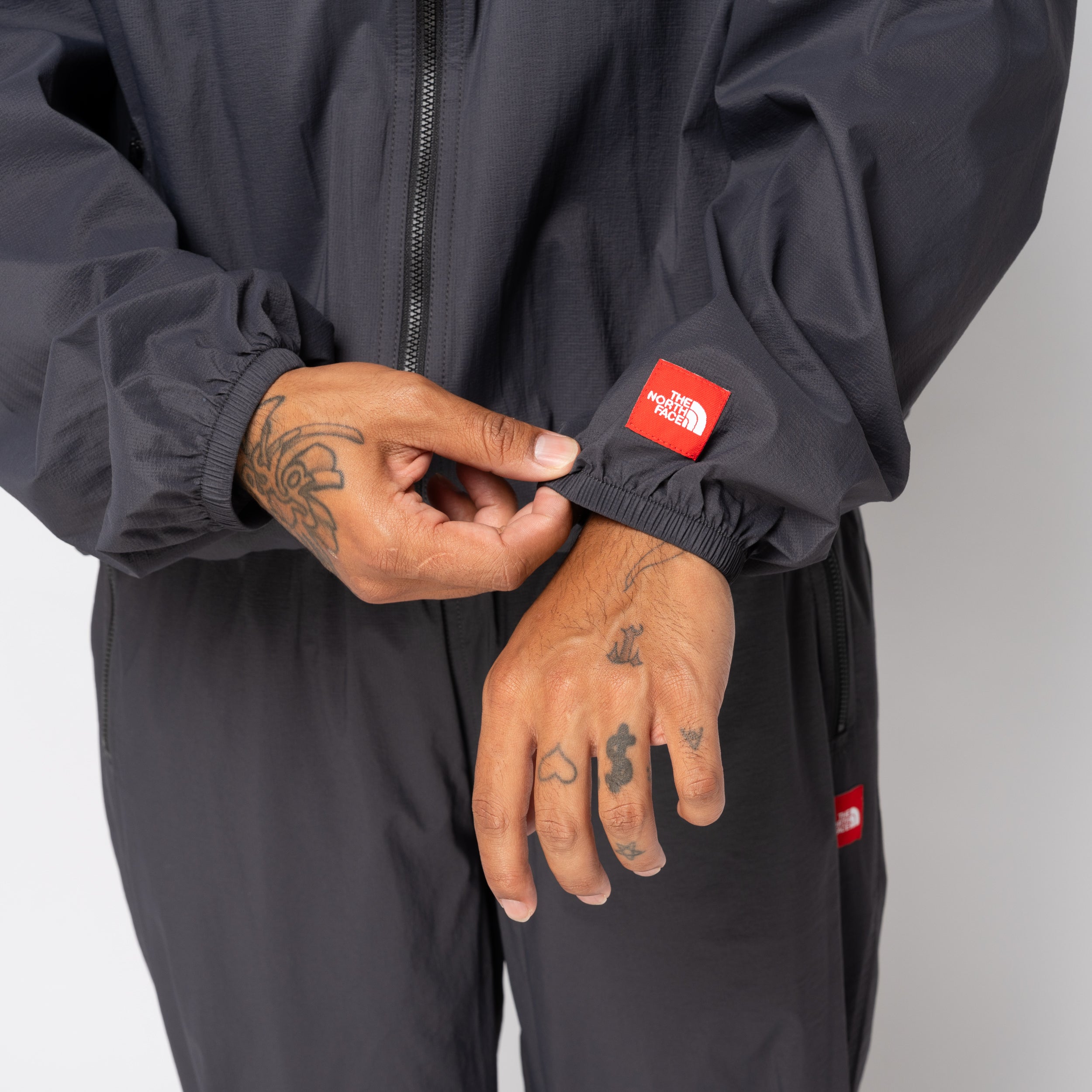 TNF Red Box Wind Jacket Obsidian NF0A8EFW