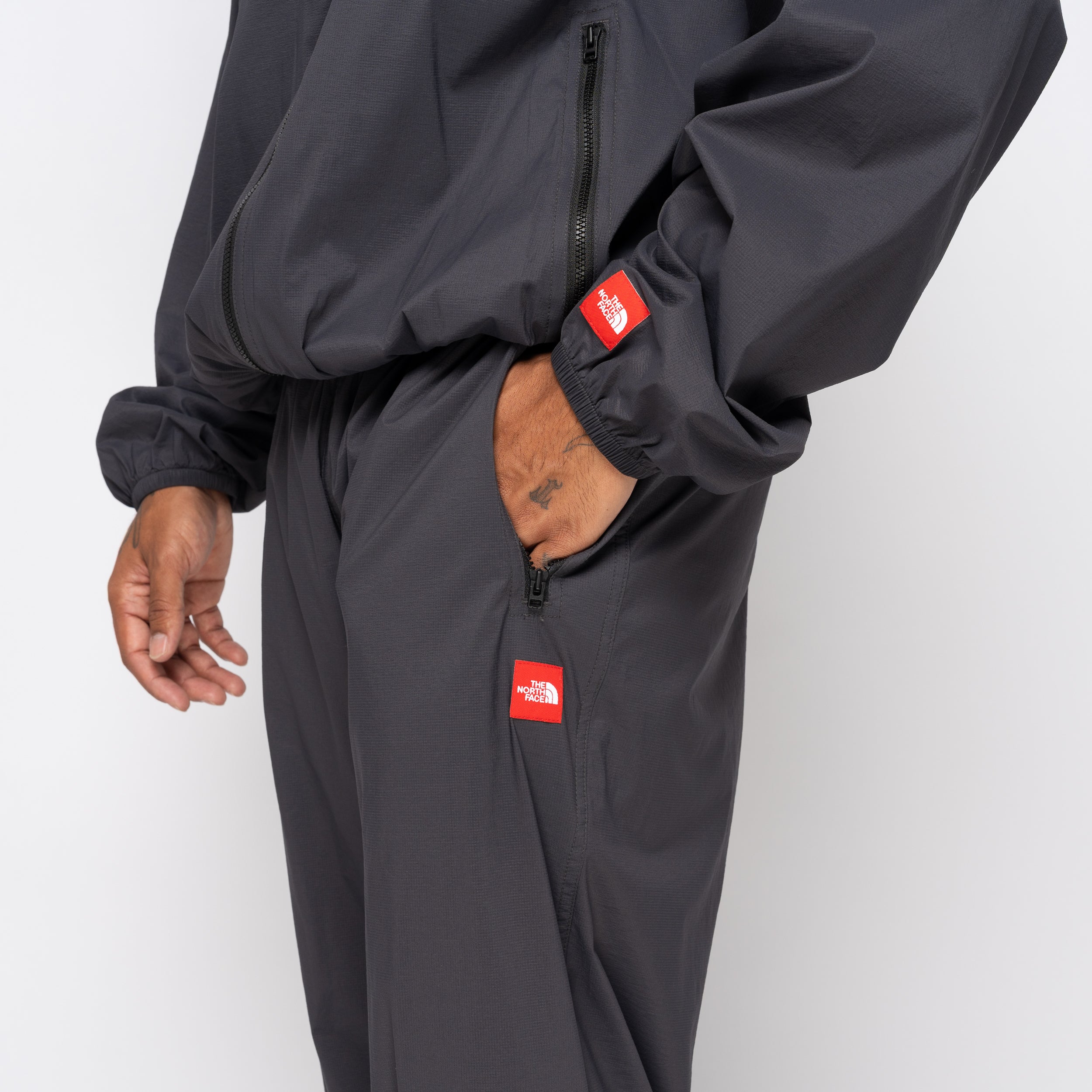 TNF Red Box Wind Pant Obsidian NF0A8EFV – Capsule