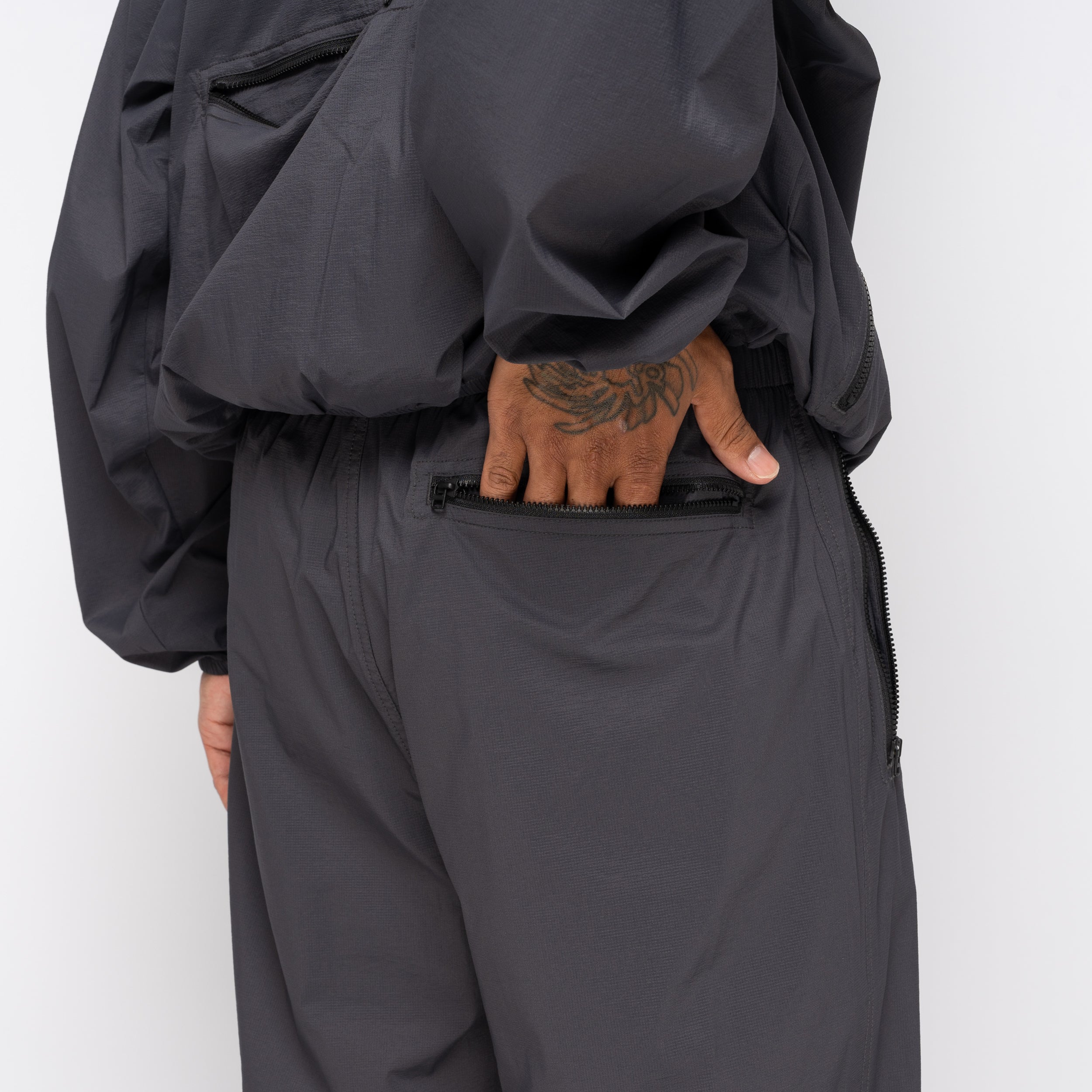 TNF Red Box Wind Pant Obsidian NF0A8EFV – Capsule